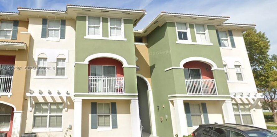 Кондоминиум с 3 спальнями в Дорал, Флорида № 1995117