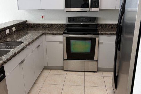 Снять в аренду кондоминиум в Дорал, Флорида 3 спальни, 128.67м2, № 1995117 - фото 6