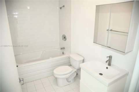 Condo in Miami, Florida, 2 bedrooms  № 1933646 - photo 6