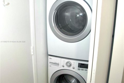 Condo in Miami, Florida, 2 bedrooms  № 1933646 - photo 7