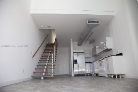 Condo in Miami, Florida, 2 bedrooms  № 1933646 - photo 1