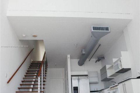 Condo in Miami, Florida, 2 bedrooms  № 1933646 - photo 2
