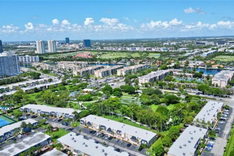 Townhouse in Hallandale Beach, Florida 3 bedrooms, 166.57 sq.m. № 1799194 - photo 2