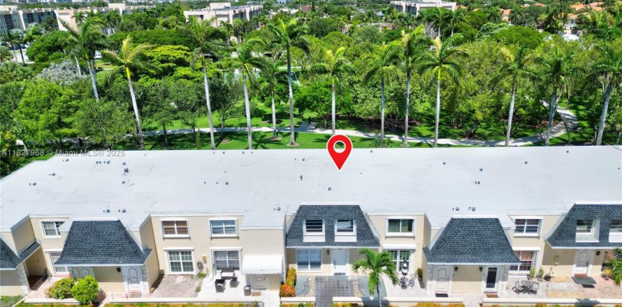 Townhouse in Hallandale Beach, Florida 3 bedrooms, 166.57 sq.m. № 1799194