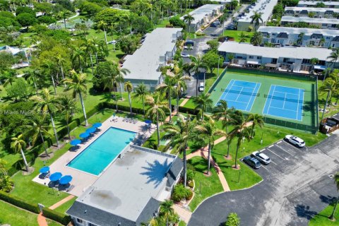 Townhouse in Hallandale Beach, Florida 3 bedrooms, 166.57 sq.m. № 1799194 - photo 4