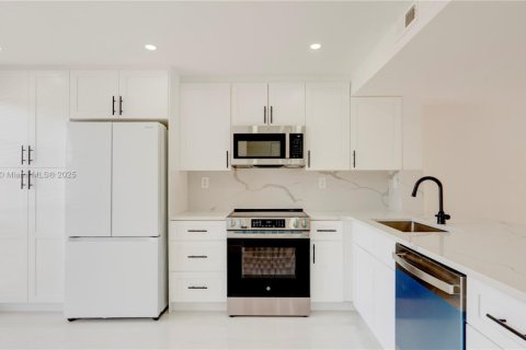 Townhouse in Hallandale Beach, Florida 3 bedrooms, 166.57 sq.m. № 1799194 - photo 21