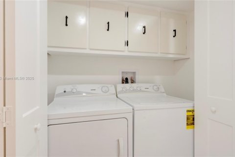Townhouse in Hallandale Beach, Florida 3 bedrooms, 166.57 sq.m. № 1799194 - photo 25