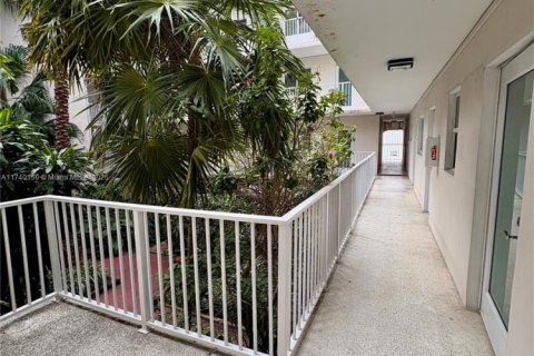 Condo in Miami Beach, Florida  № 1488963 - photo 11