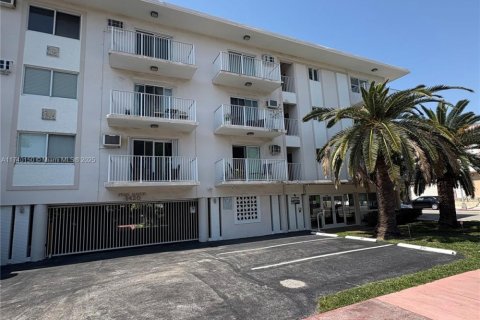Condo in Miami Beach, Florida  № 1488963 - photo 16