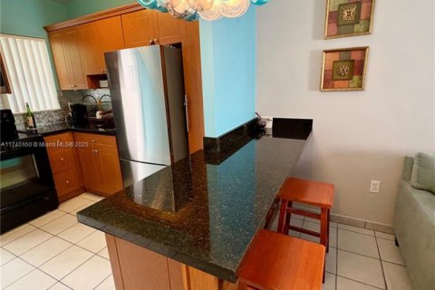 Condo in Miami Beach, Florida  № 1488963 - photo 1