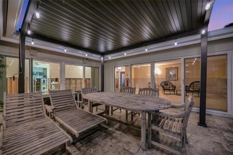 House in Treasure Island, Florida 3 bedrooms, 252.32 sq.m. № 1885324 - photo 14