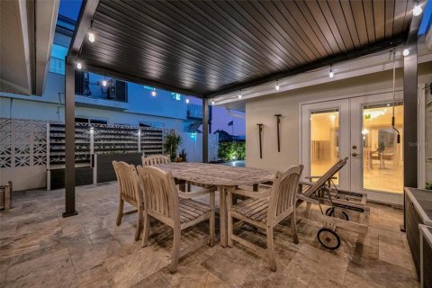 House in Treasure Island, Florida 3 bedrooms, 252.32 sq.m. № 1885324 - photo 15