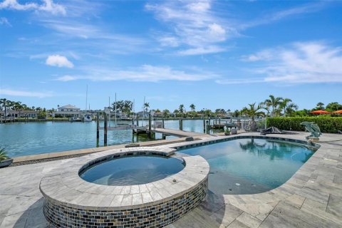 House in Treasure Island, Florida 3 bedrooms, 252.32 sq.m. № 1885324 - photo 11