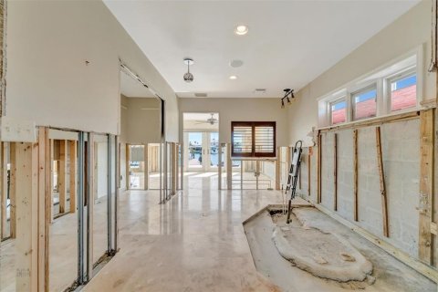 House in Treasure Island, Florida 3 bedrooms, 252.32 sq.m. № 1885324 - photo 29