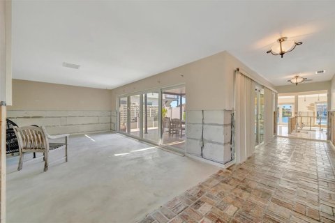 House in Treasure Island, Florida 3 bedrooms, 252.32 sq.m. № 1885324 - photo 19
