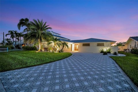 House in Treasure Island, Florida 3 bedrooms, 252.32 sq.m. № 1885324 - photo 1