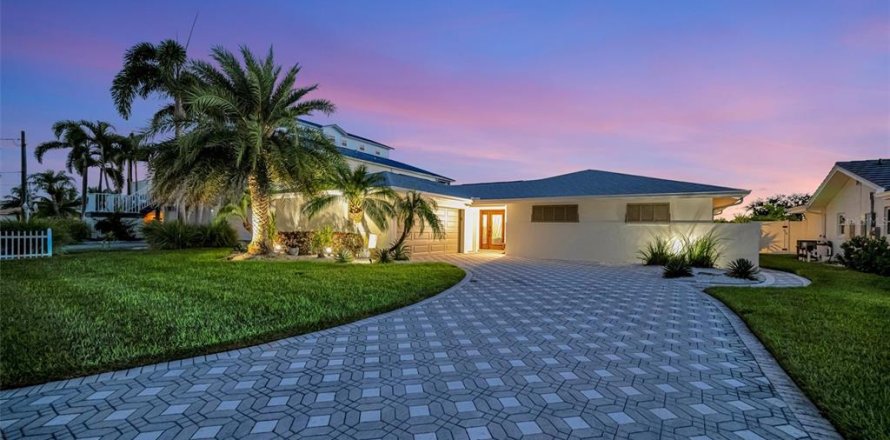 Casa en Treasure Island, Florida 3 dormitorios, 252.32 m2 № 1885324