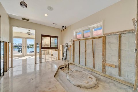 House in Treasure Island, Florida 3 bedrooms, 252.32 sq.m. № 1885324 - photo 30