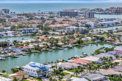 House in Treasure Island, Florida 3 bedrooms, 252.32 sq.m. № 1885324 - photo 7