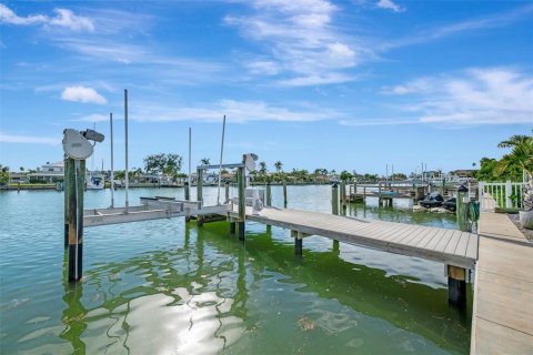 House in Treasure Island, Florida 3 bedrooms, 252.32 sq.m. № 1885324 - photo 12