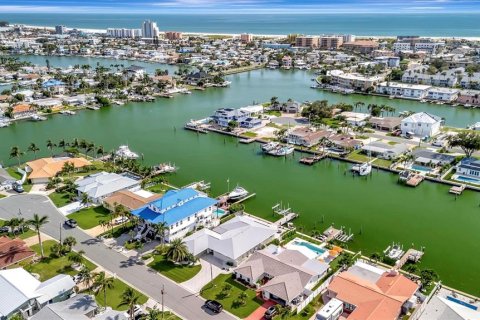 House in Treasure Island, Florida 3 bedrooms, 252.32 sq.m. № 1885324 - photo 6
