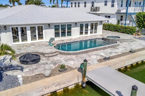 House in Treasure Island, Florida 3 bedrooms, 252.32 sq.m. № 1885324 - photo 8