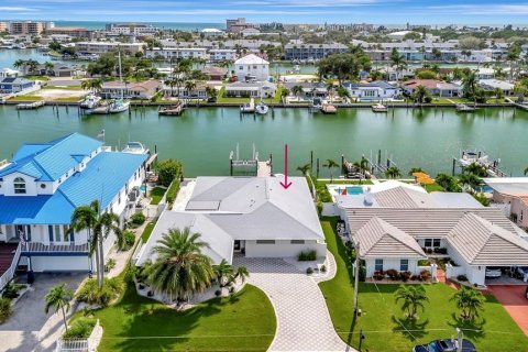 House in Treasure Island, Florida 3 bedrooms, 252.32 sq.m. № 1885324 - photo 4