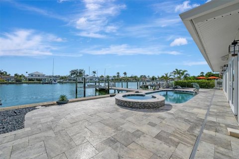 House in Treasure Island, Florida 3 bedrooms, 252.32 sq.m. № 1885324 - photo 10