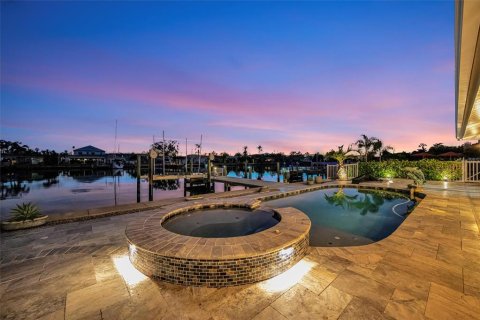 House in Treasure Island, Florida 3 bedrooms, 252.32 sq.m. № 1885324 - photo 2