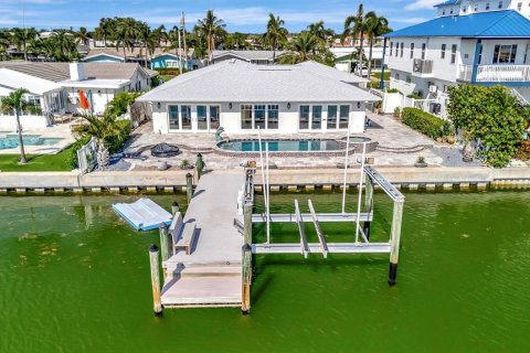 House in Treasure Island, Florida 3 bedrooms, 252.32 sq.m. № 1885324 - photo 9