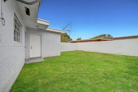 Casa en alquiler en Miami Gardens, Florida, 3 dormitorios, 163.04 m2 № 1877685 - foto 20