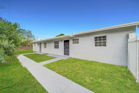 Casa en alquiler en Miami Gardens, Florida, 3 dormitorios, 163.04 m2 № 1877685 - foto 1