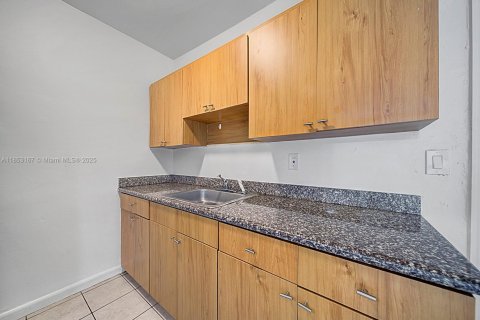 Casa en alquiler en Miami Gardens, Florida, 3 dormitorios, 163.04 m2 № 1877685 - foto 13