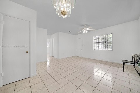 Casa en alquiler en Miami Gardens, Florida, 3 dormitorios, 163.04 m2 № 1877685 - foto 8