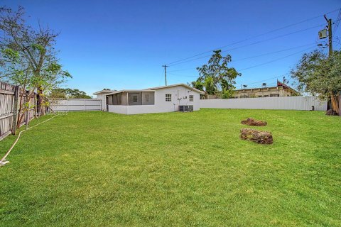 Casa en alquiler en Miami Gardens, Florida, 3 dormitorios, 163.04 m2 № 1877685 - foto 24