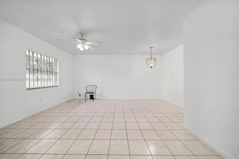 Casa en alquiler en Miami Gardens, Florida, 3 dormitorios, 163.04 m2 № 1877685 - foto 10