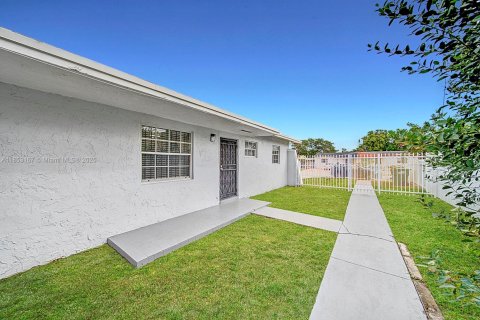 Casa en alquiler en Miami Gardens, Florida, 3 dormitorios, 163.04 m2 № 1877685 - foto 3