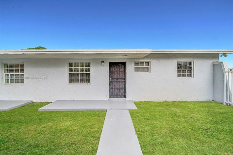 Casa en alquiler en Miami Gardens, Florida, 3 dormitorios, 163.04 m2 № 1877685 - foto 2