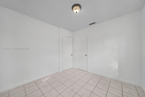 Casa en alquiler en Miami Gardens, Florida, 3 dormitorios, 163.04 m2 № 1877685 - foto 17