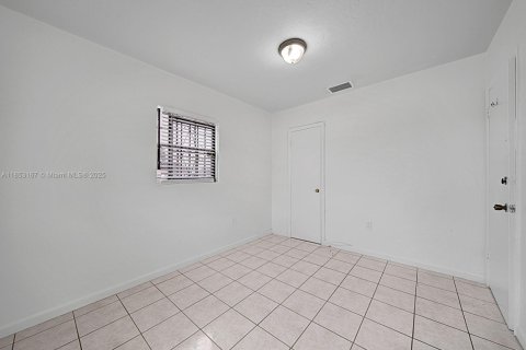 Casa en alquiler en Miami Gardens, Florida, 3 dormitorios, 163.04 m2 № 1877685 - foto 16