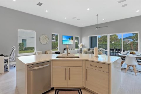 House in Four Corners, Florida 5 bedrooms, 354.79 sq.m. № 1828066 - photo 25