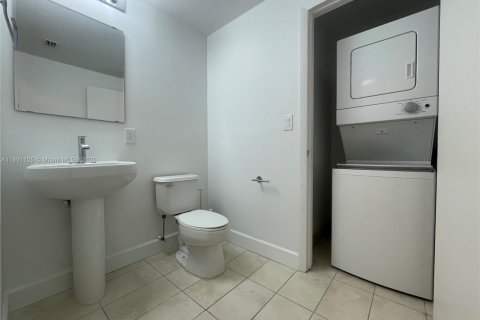 Condo in Miami, Florida, 1 bedroom  № 1944435 - photo 8