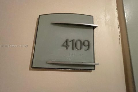 Condo in Miami, Florida, 1 bedroom  № 1944435 - photo 1