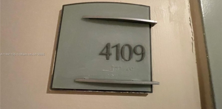 Condo in Miami, Florida, 1 bedroom № 1944435