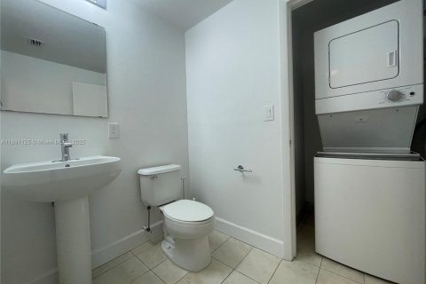 Condo in Miami, Florida, 1 bedroom  № 1944435 - photo 12