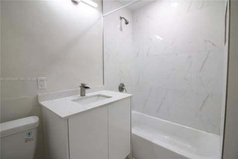 Casa en venta en Miami, Florida, 3 dormitorios, 172.8 m2 № 2000402 - foto 27