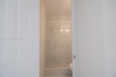 Casa en venta en Miami, Florida, 3 dormitorios, 172.8 m2 № 2000402 - foto 17