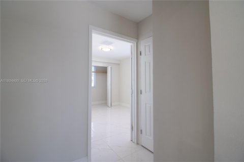 Casa en venta en Miami, Florida, 3 dormitorios, 172.8 m2 № 2000402 - foto 13