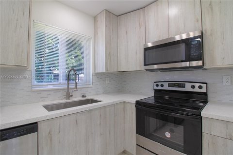 Casa en venta en Miami, Florida, 3 dormitorios, 172.8 m2 № 2000402 - foto 9