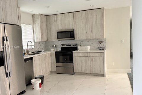 Casa en venta en Miami, Florida, 3 dormitorios, 172.8 m2 № 2000402 - foto 3